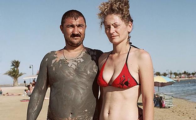 Una pareja de veraneantes posa para la cámara de Mar Sáez.