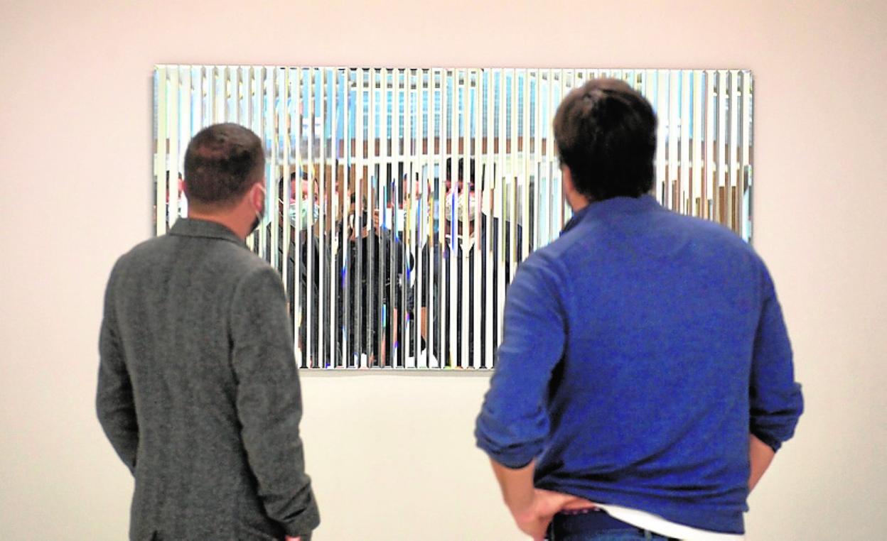 El director del Centro Párraga y el comisario, ayer. 