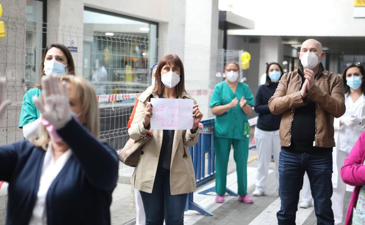 Sanitarios protestando por quinto día consecutivo en el hospital Rafael Méndez de Lorca.