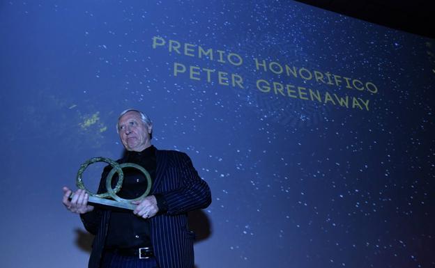 El cineasta y pintor Peter Greenaway con el Premio Honorífico del IBAFF 2020. 