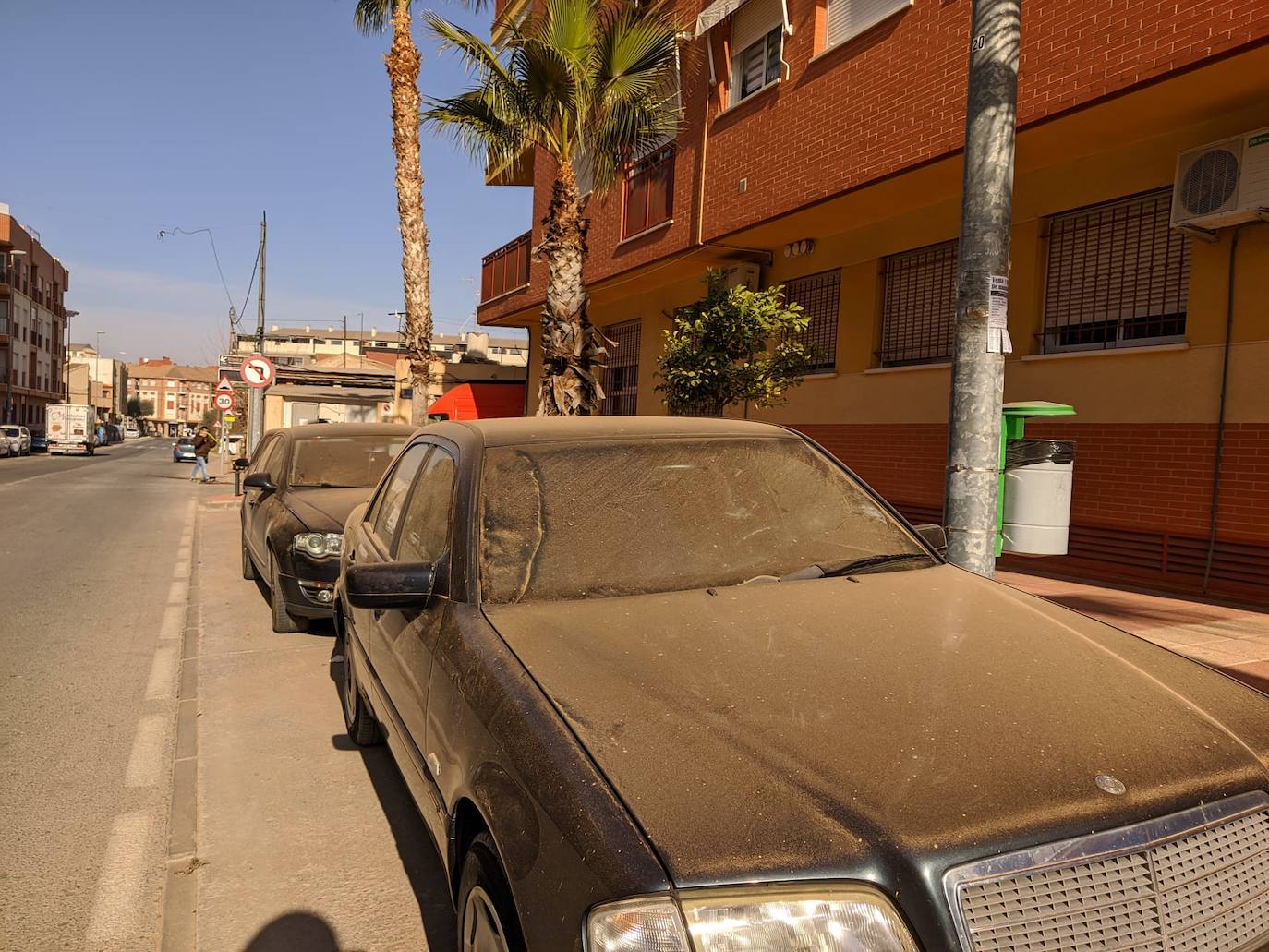 Fotos: El polvo africano cubre coches y calles de la Región de Murcia