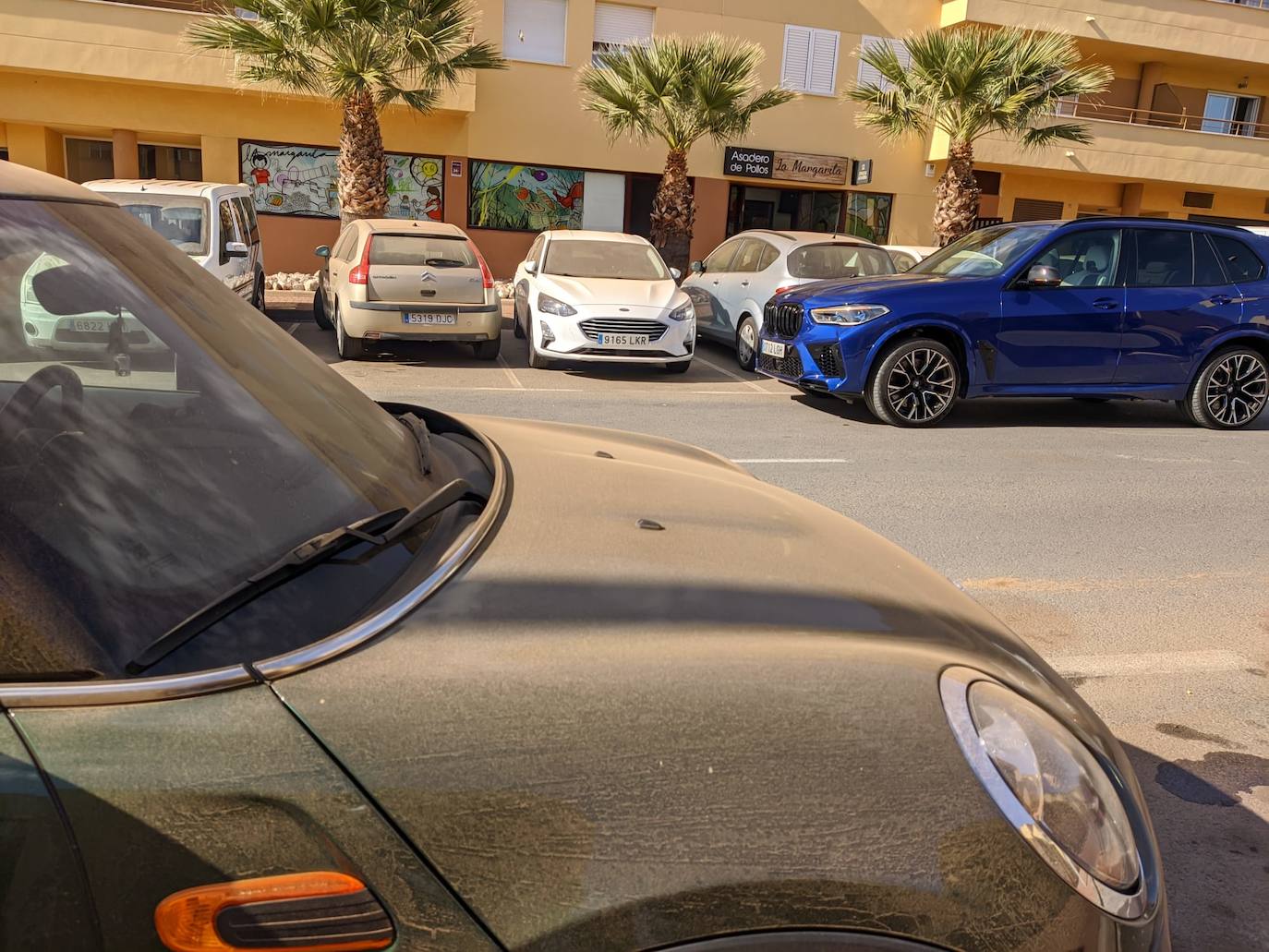 Fotos: El polvo africano cubre coches y calles de la Región de Murcia