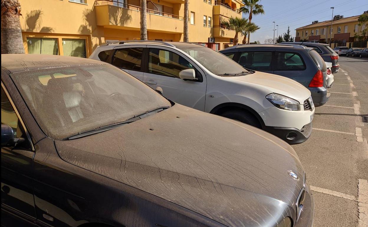 Coches cubiertos por el polvo africano este sábado.