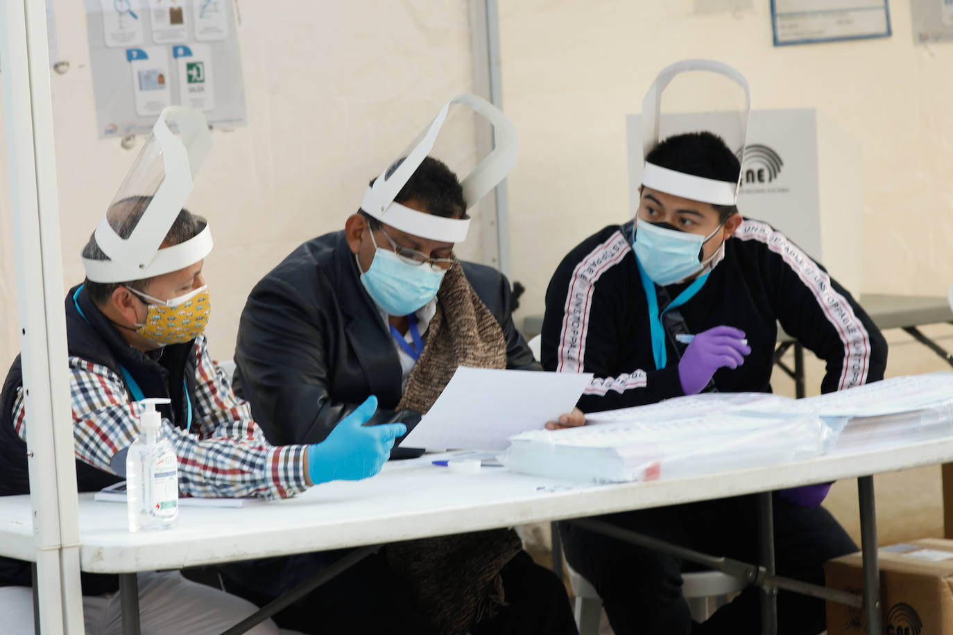 Fotos: Ecuatorianos residentes en la Región de Murcia ejercen su derecho al voto