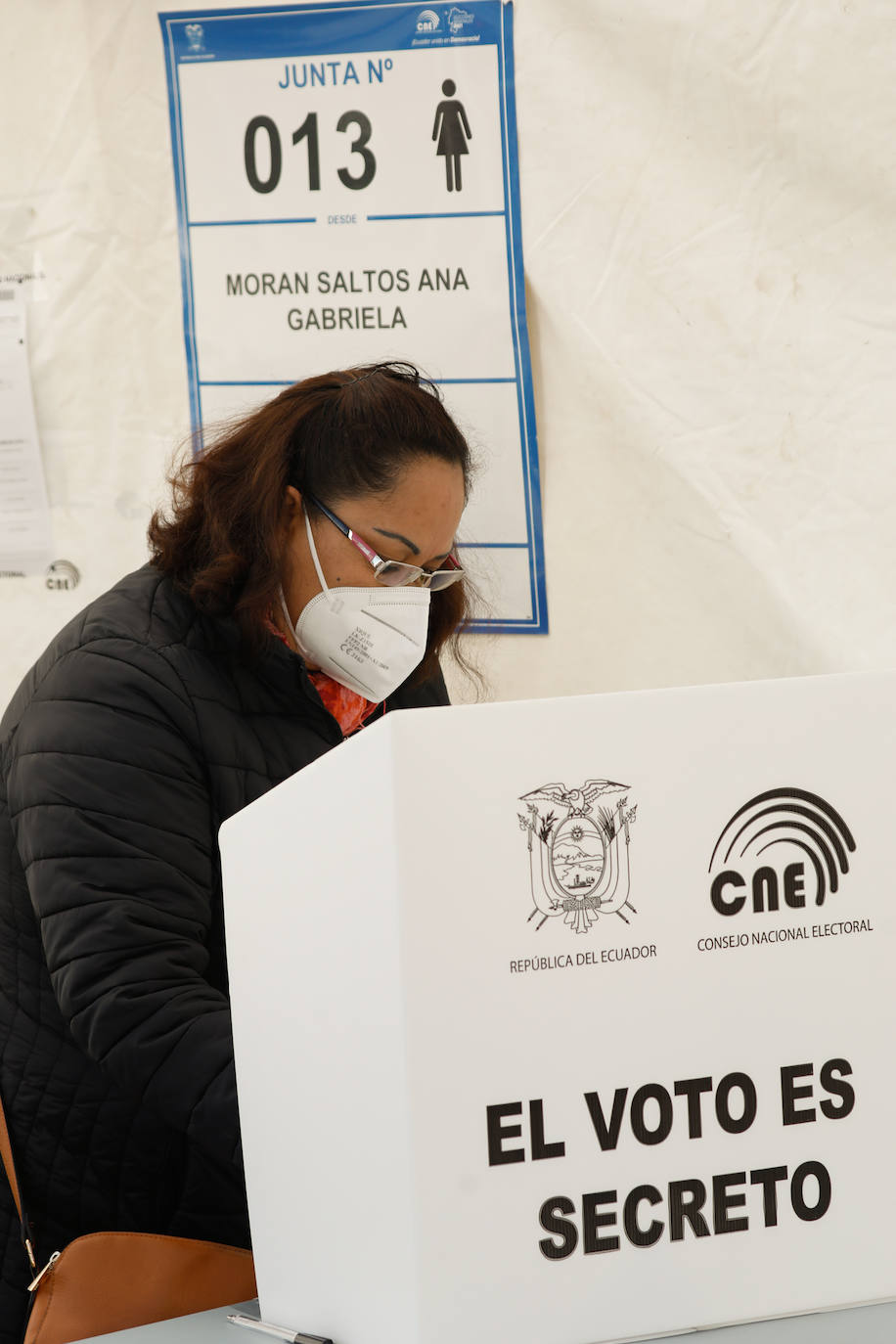Fotos: Ecuatorianos residentes en la Región de Murcia ejercen su derecho al voto