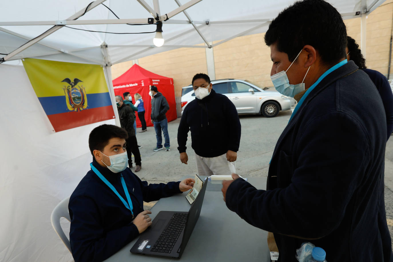 Fotos: Ecuatorianos residentes en la Región de Murcia ejercen su derecho al voto