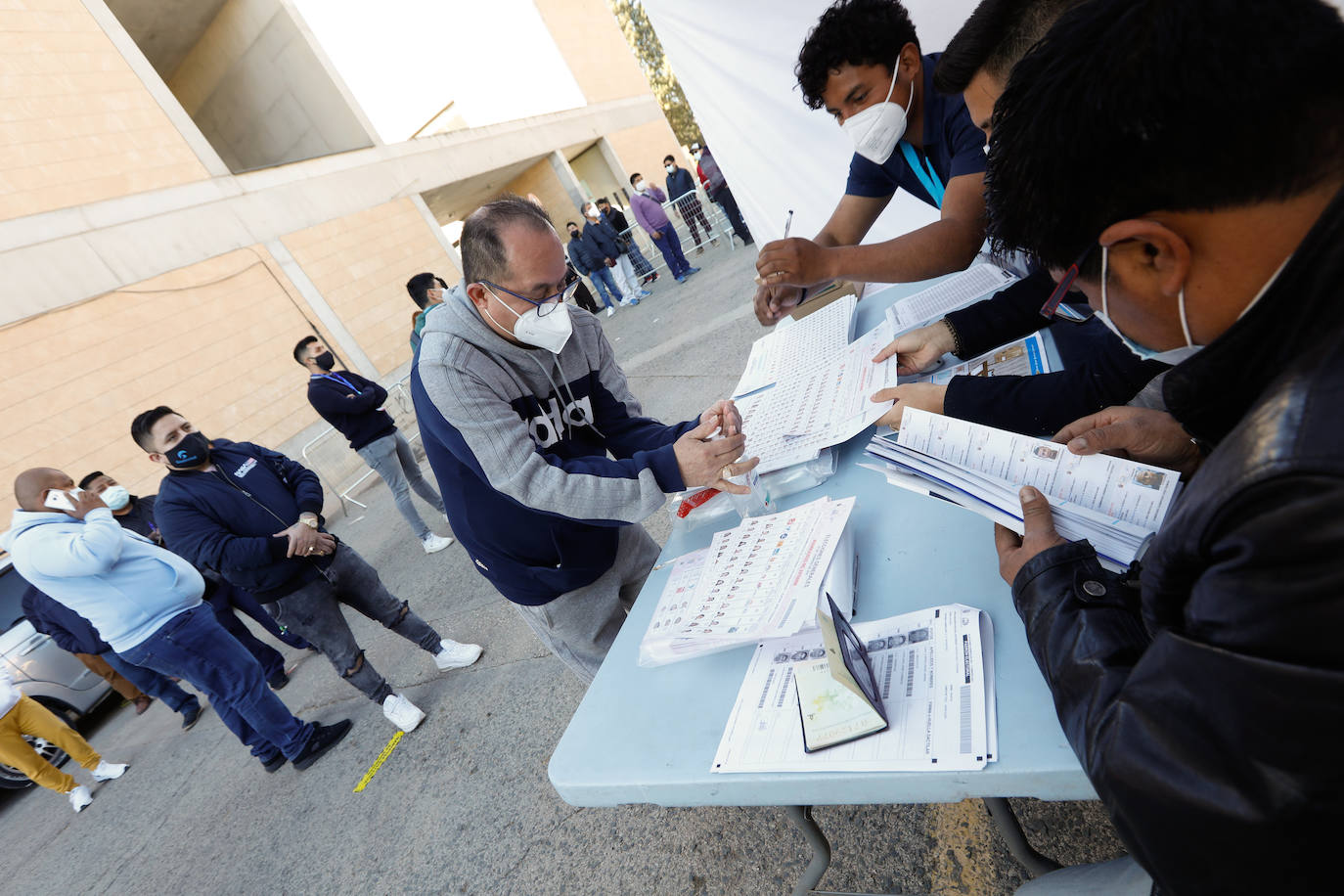 Fotos: Ecuatorianos residentes en la Región de Murcia ejercen su derecho al voto