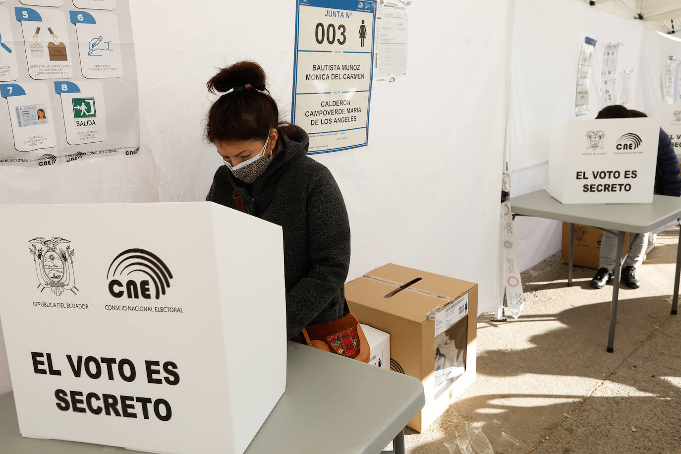 Fotos: Ecuatorianos residentes en la Región de Murcia ejercen su derecho al voto