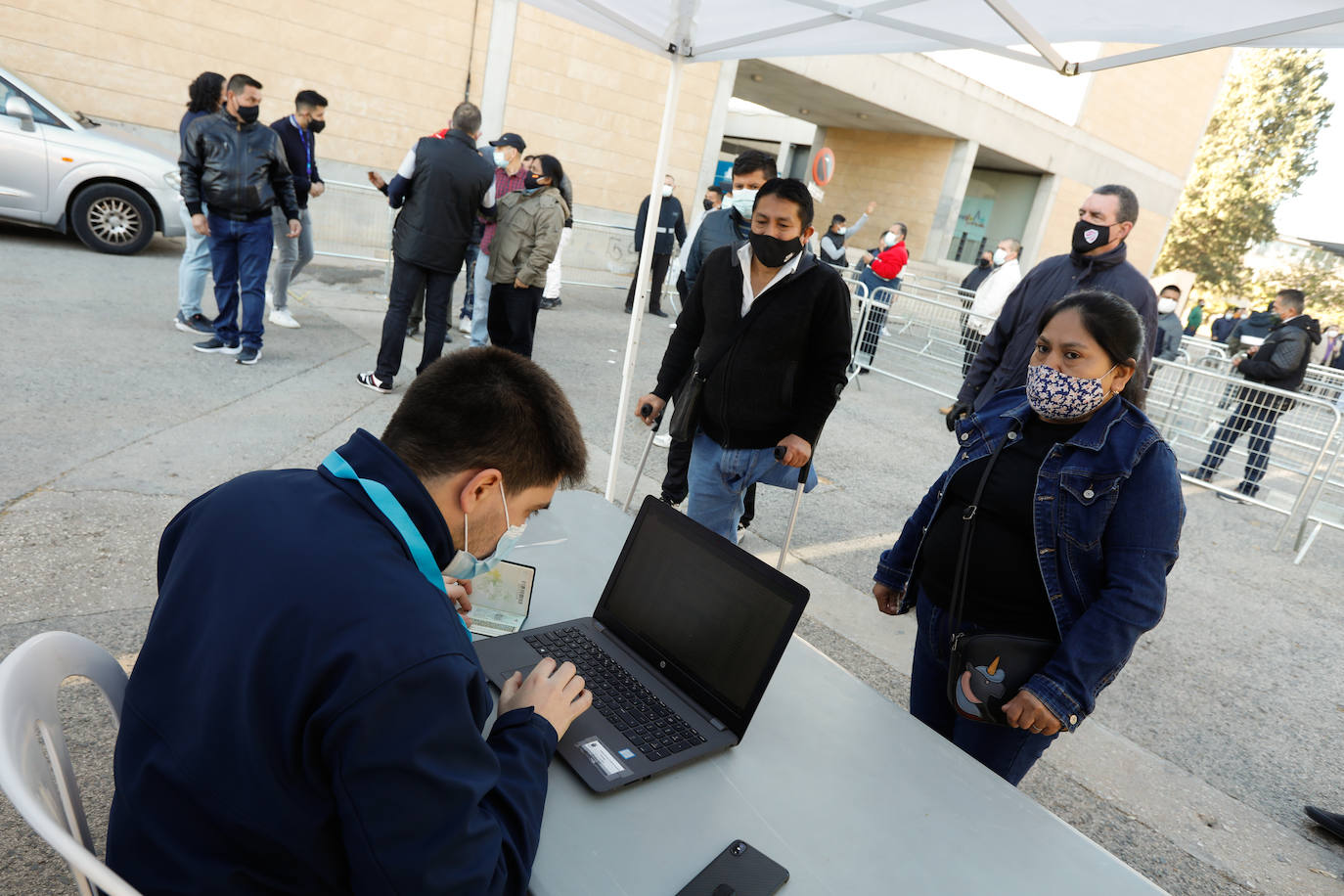 Fotos: Ecuatorianos residentes en la Región de Murcia ejercen su derecho al voto