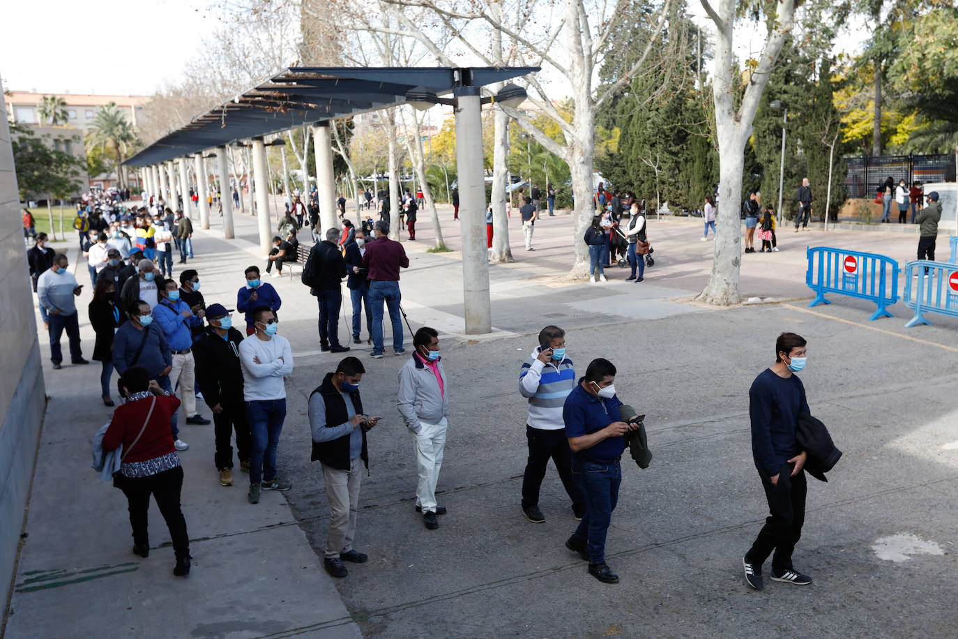 Fotos: Ecuatorianos residentes en la Región de Murcia ejercen su derecho al voto