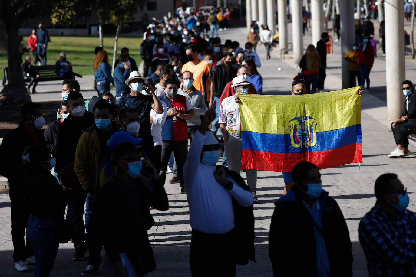 Fotos: Ecuatorianos residentes en la Región de Murcia ejercen su derecho al voto