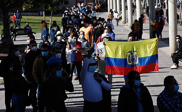 Ecuatorianos residentes en Murcia ejerciendo su derecho al voto esta mañana.