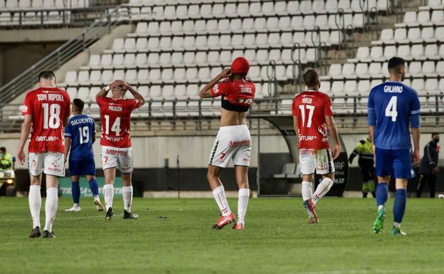 Los jugadores del Real Murcia se lamentan tras la conclusión del partido.