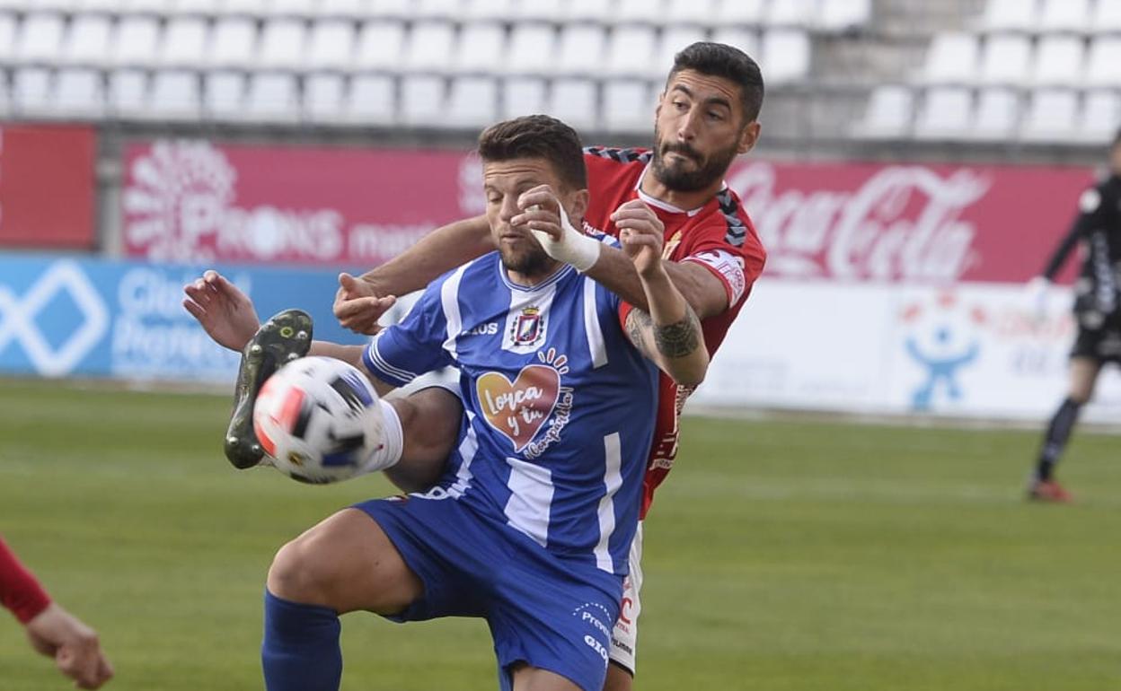 Andrés Carrasco y Antonio López durante una disputa de balón.