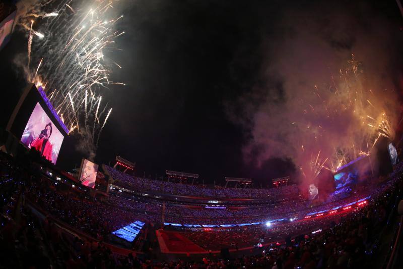 Lluvia de fuegos artificiales sobre el estadio.