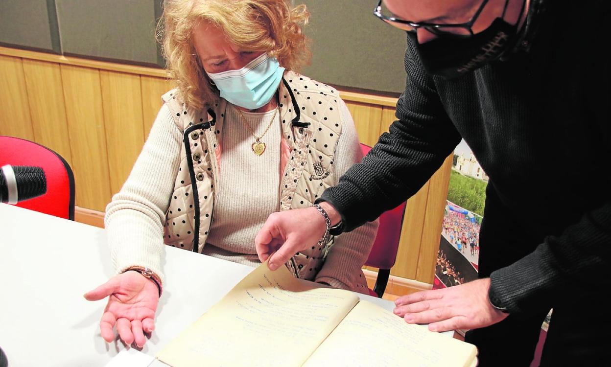 Carmen Guardiola, hija de Lorenzo Guardiola, observa la partitura de 'Los Gerifaltes'. 