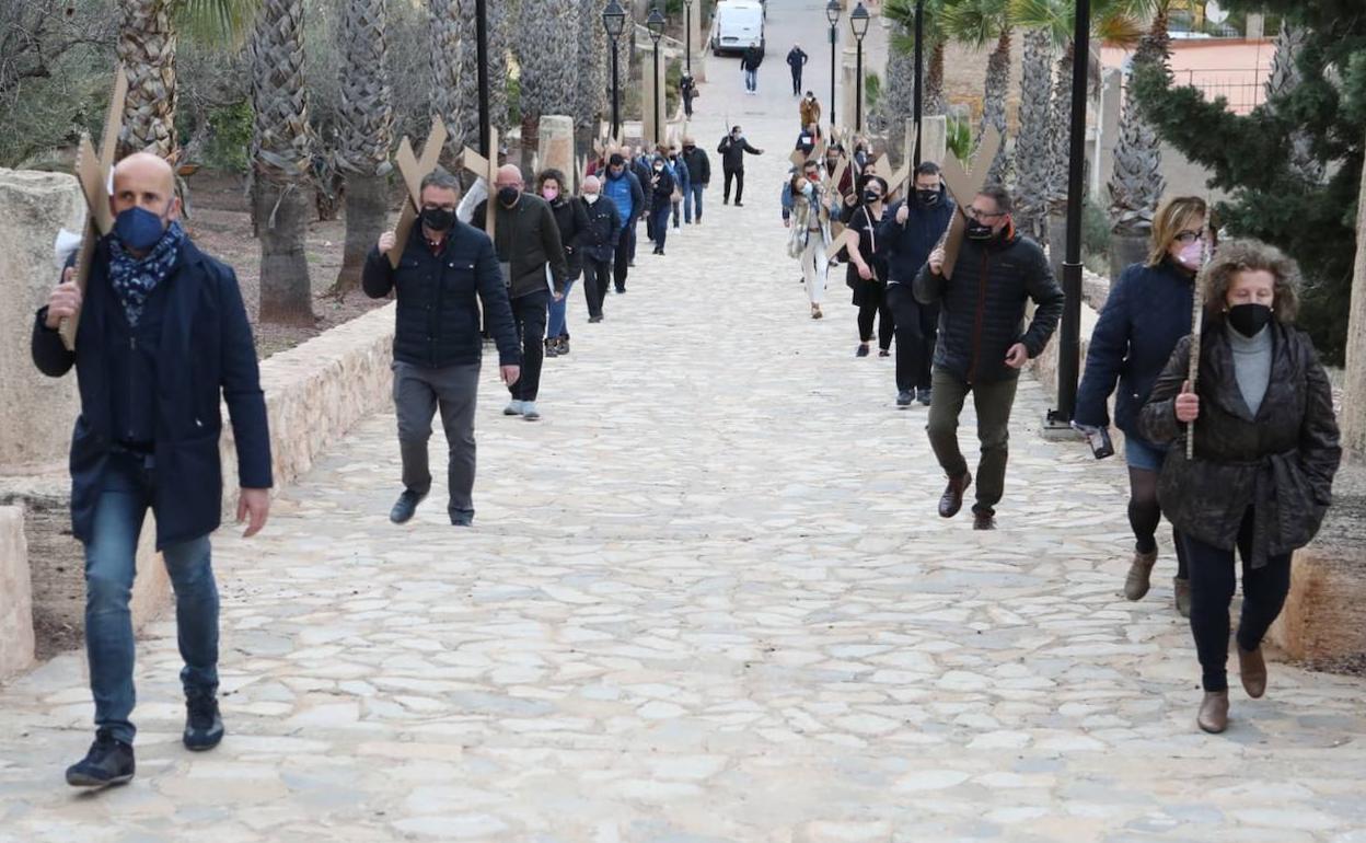 Hosteleros y comerciantes de Lorca escenifican el viacrucis al monte Calvario, este martes.