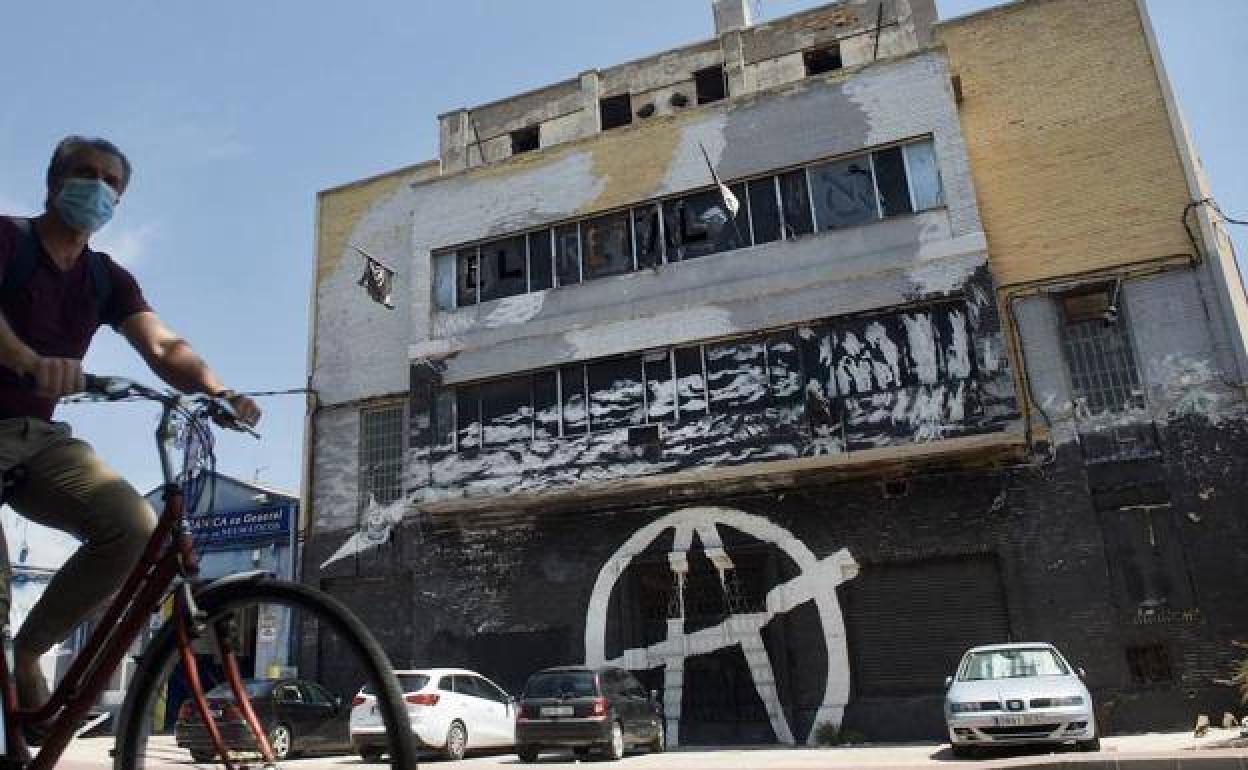 Nave ocupada con pintadas del movimiento Okupa en la fachada, en Murcia, en una imagen de archivo.