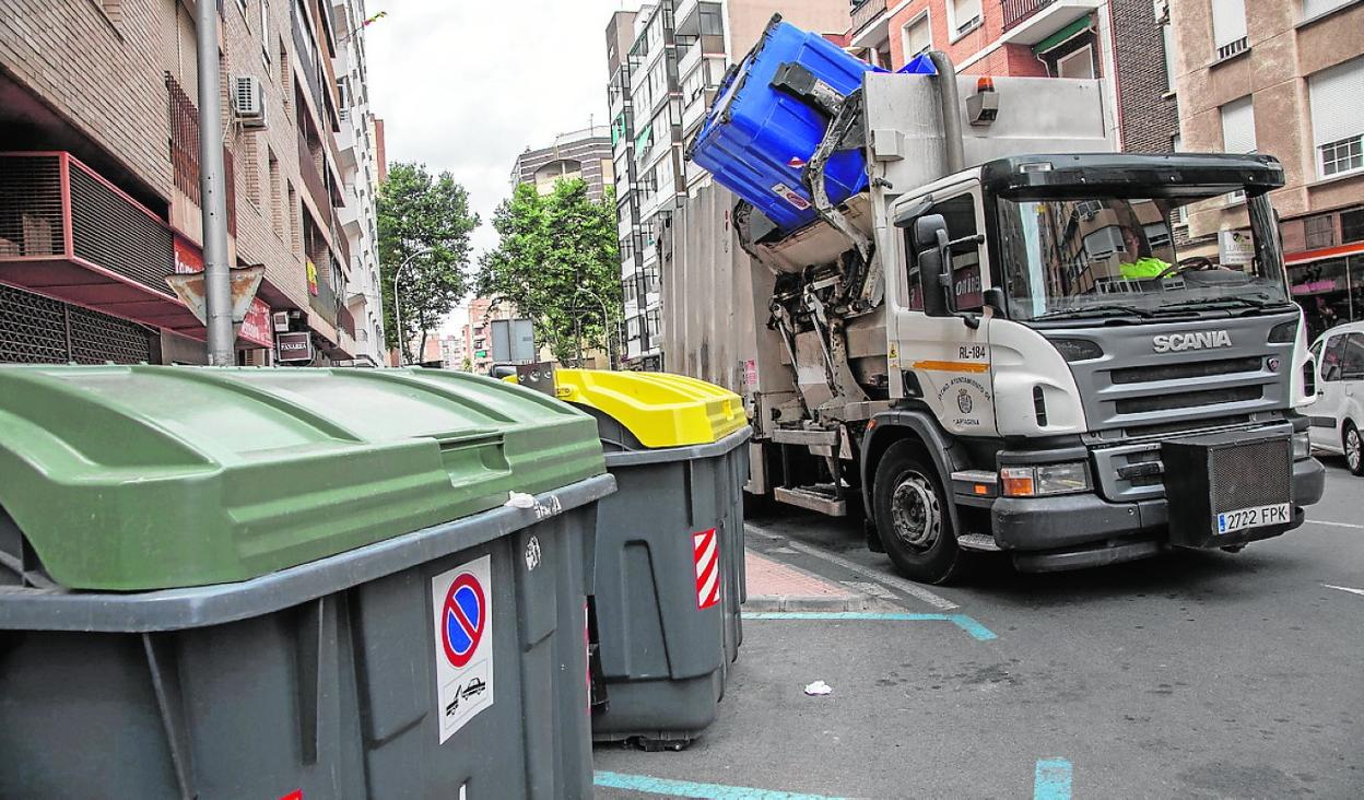 Recogida de basura de un contenedor por parte de un camión de Lhicarsa, en otoño de 2020. 