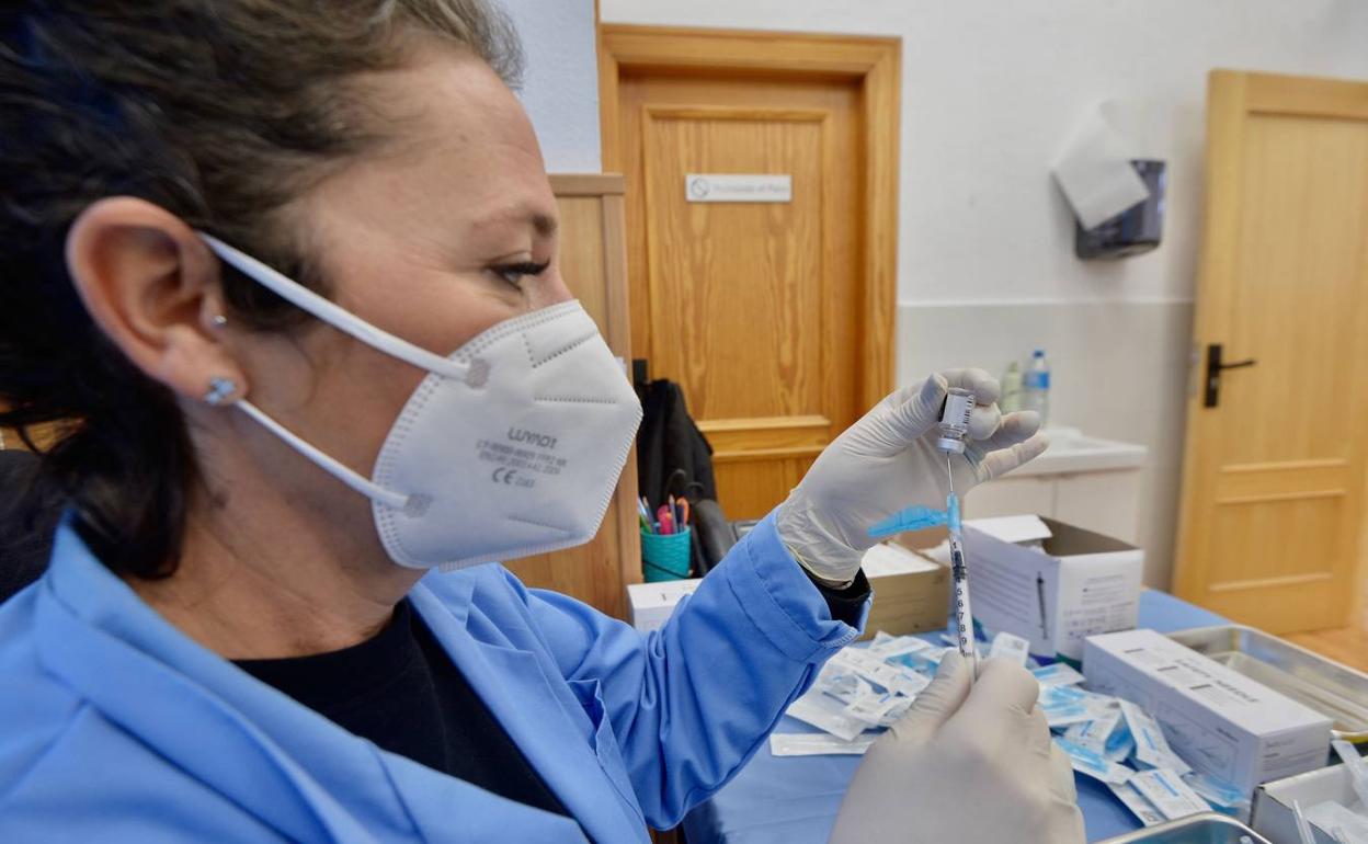 Una enfermera prepara vacunas para el personal de una clínica dental en Murcia en una imagen de archivo. 