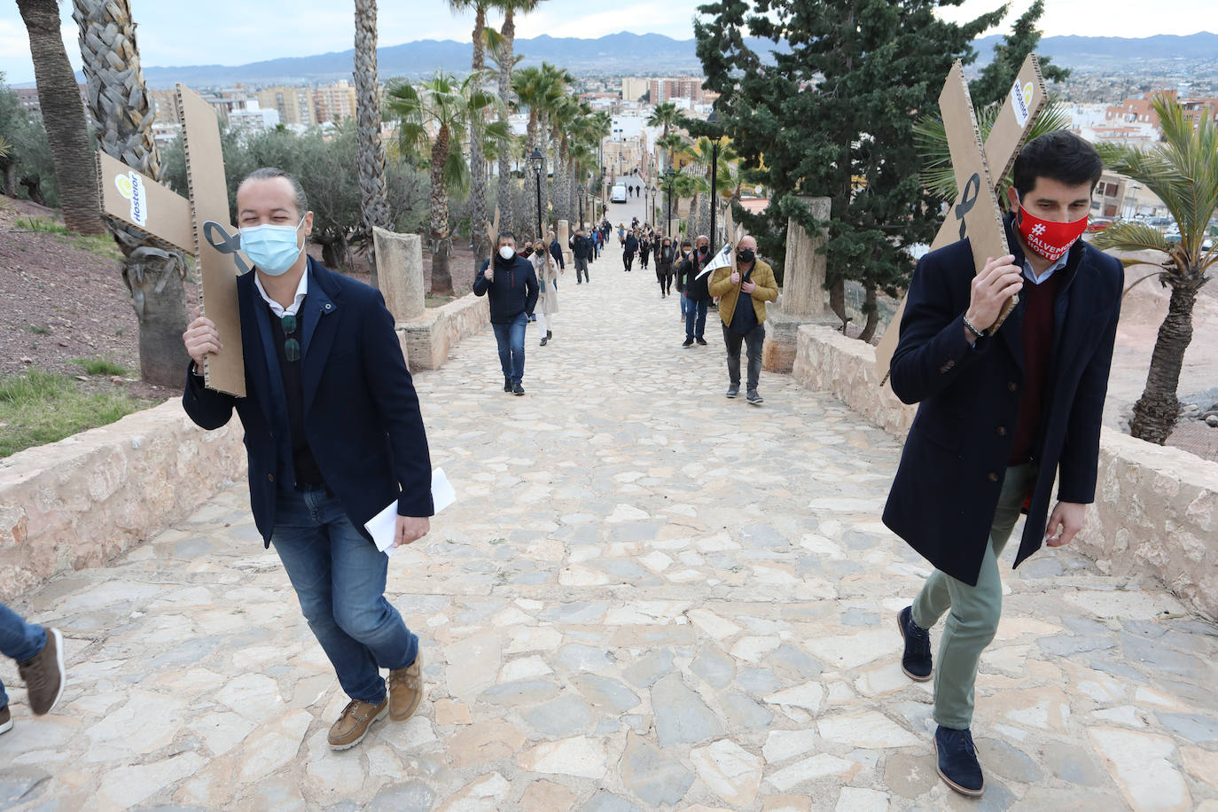 Fotos: Hosteleros y comerciantes de Lorca escenifican un viacrucis al Calvario y reclaman ayudas