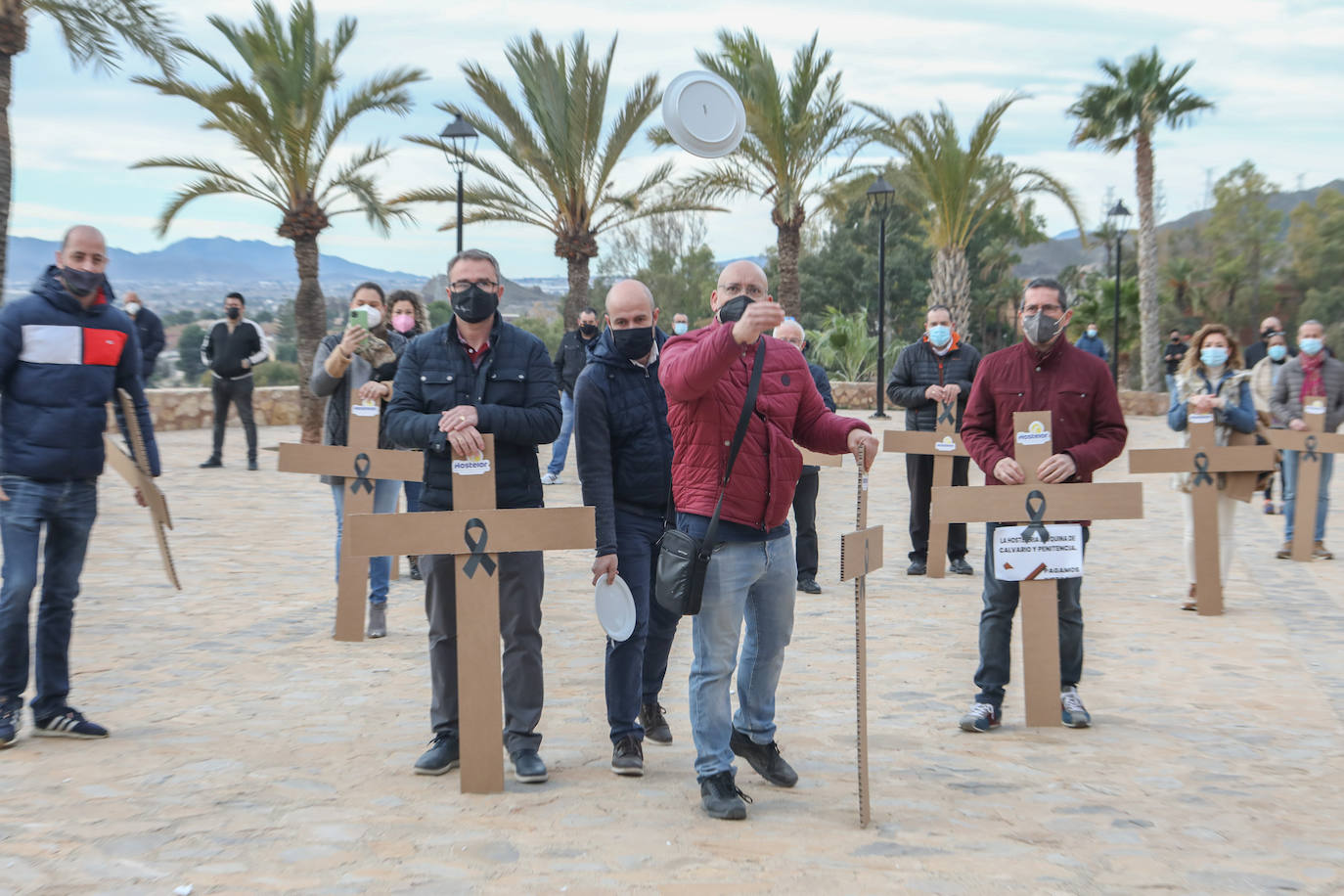 Fotos: Hosteleros y comerciantes de Lorca escenifican un viacrucis al Calvario y reclaman ayudas