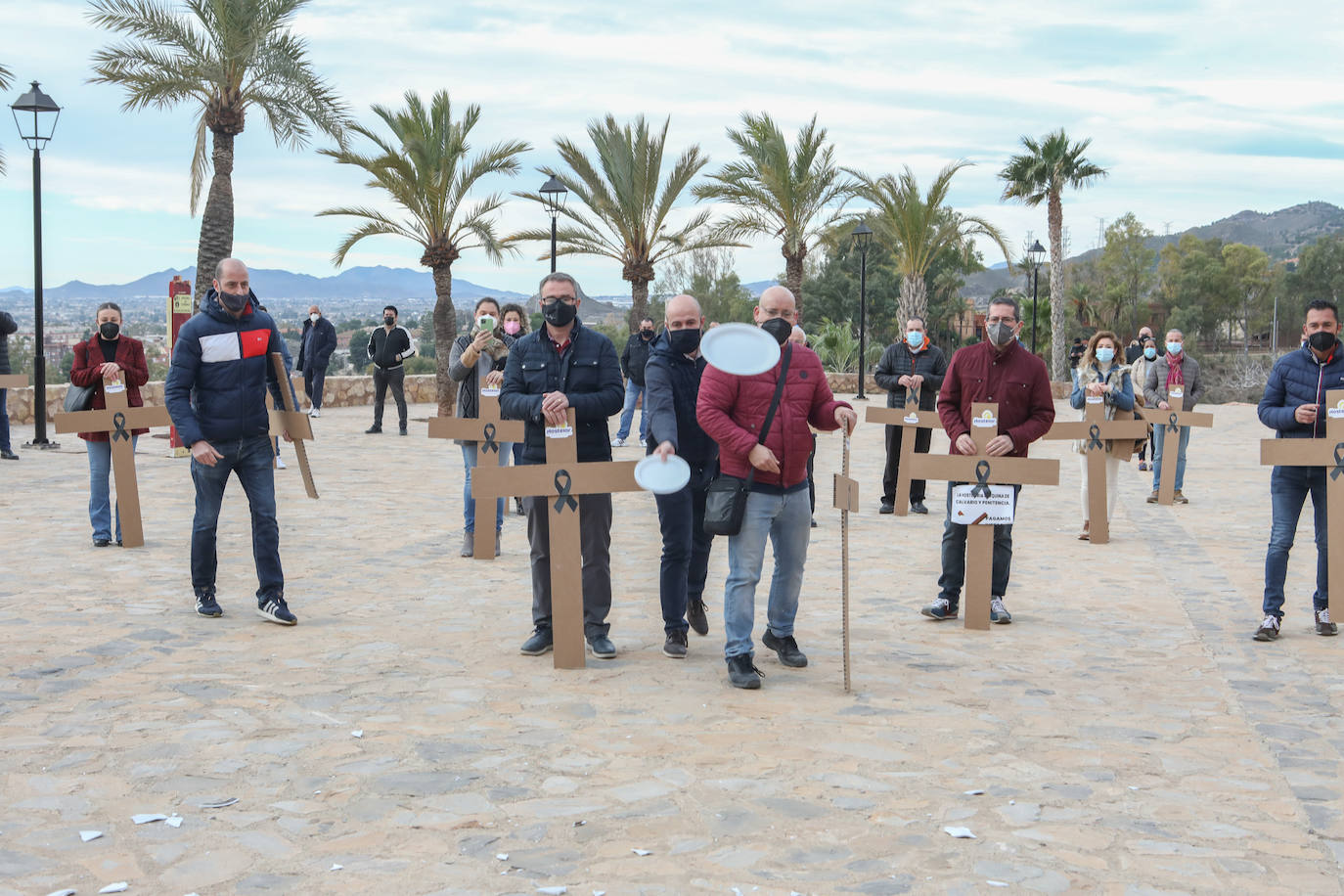 Fotos: Hosteleros y comerciantes de Lorca escenifican un viacrucis al Calvario y reclaman ayudas