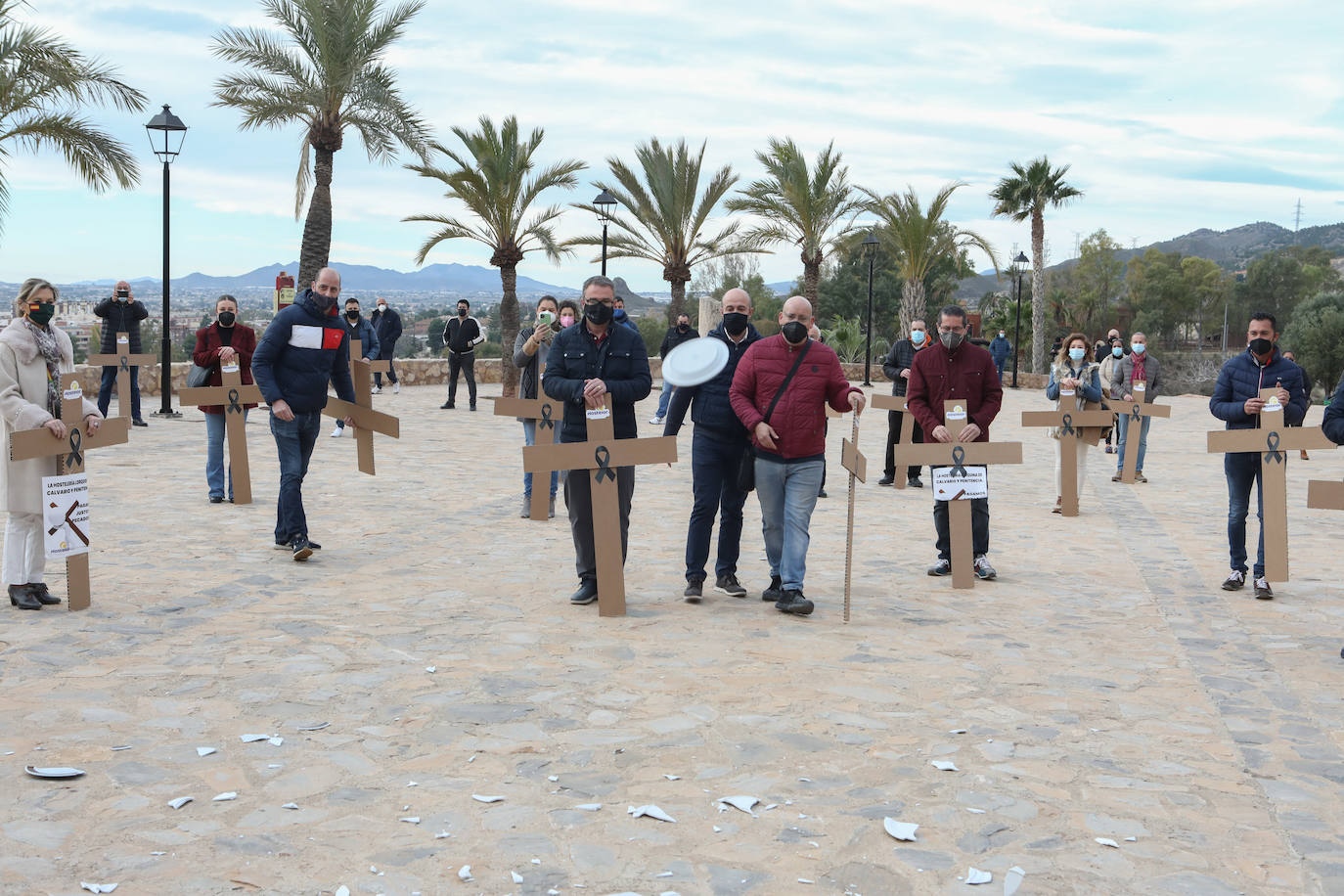 Fotos: Hosteleros y comerciantes de Lorca escenifican un viacrucis al Calvario y reclaman ayudas