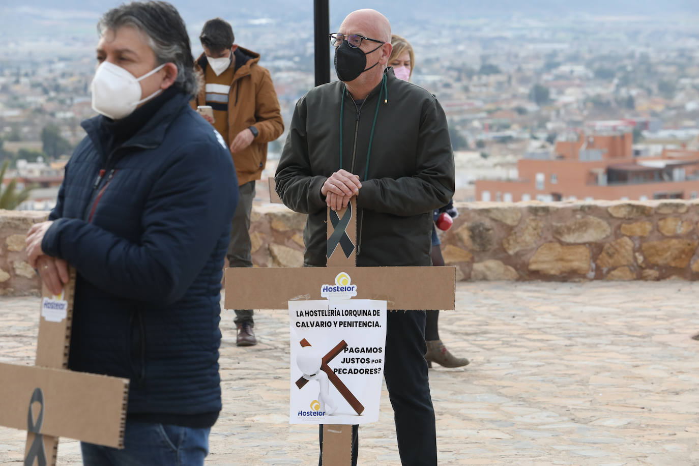 Fotos: Hosteleros y comerciantes de Lorca escenifican un viacrucis al Calvario y reclaman ayudas