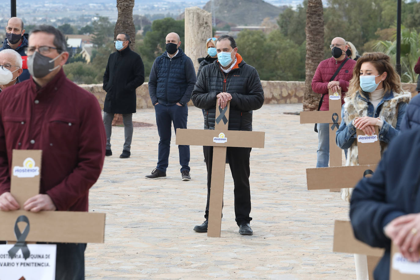 Fotos: Hosteleros y comerciantes de Lorca escenifican un viacrucis al Calvario y reclaman ayudas