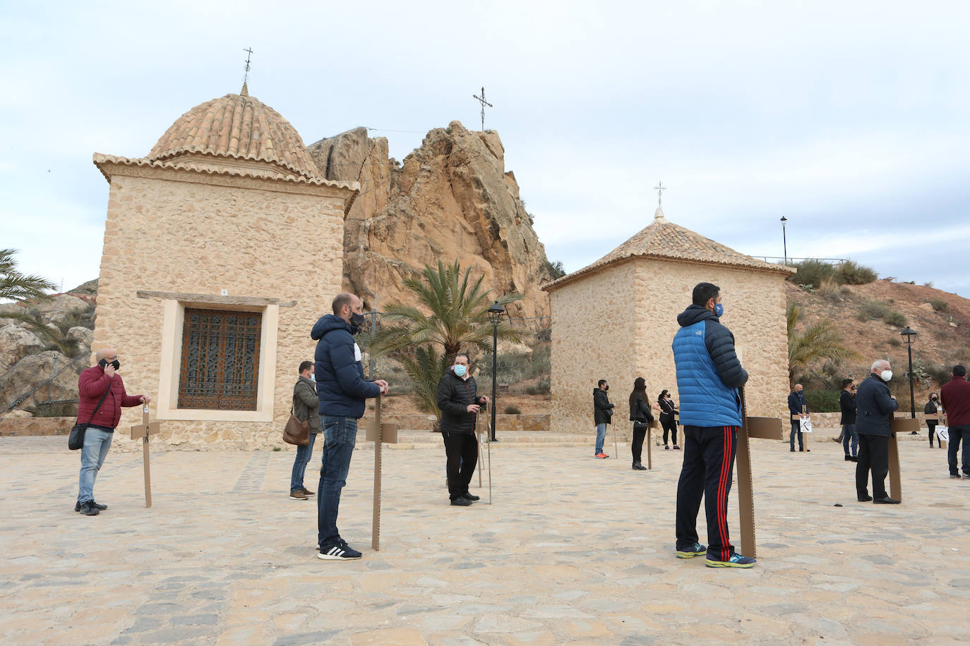 Fotos: Hosteleros y comerciantes de Lorca escenifican un viacrucis al Calvario y reclaman ayudas