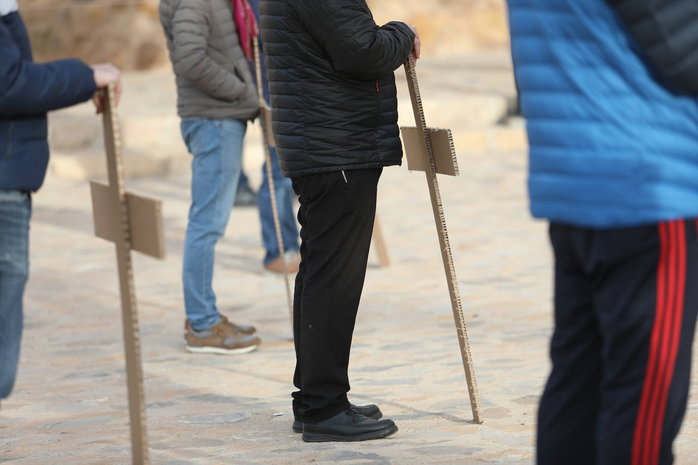 Fotos: Hosteleros y comerciantes de Lorca escenifican un viacrucis al Calvario y reclaman ayudas