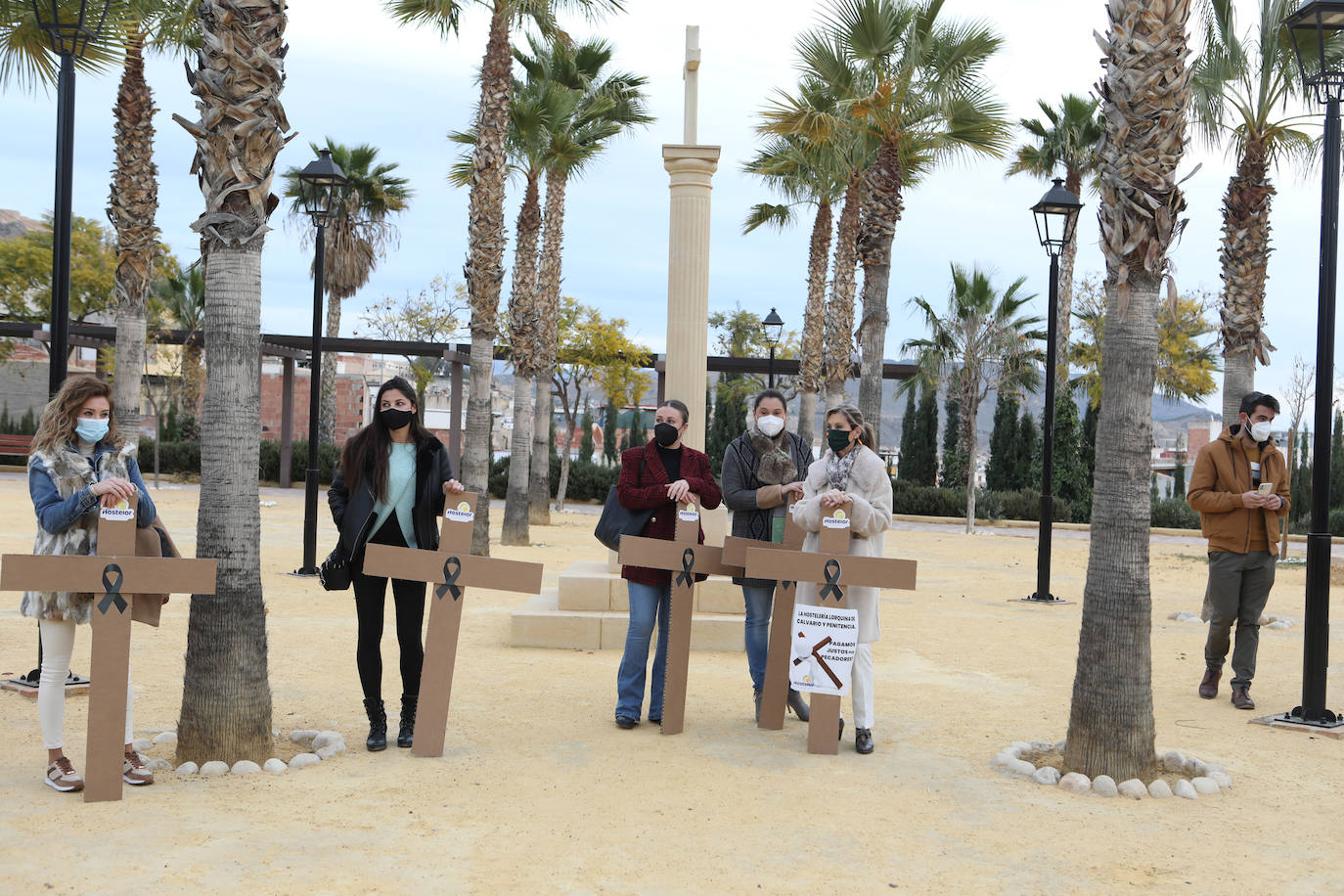 Fotos: Hosteleros y comerciantes de Lorca escenifican un viacrucis al Calvario y reclaman ayudas