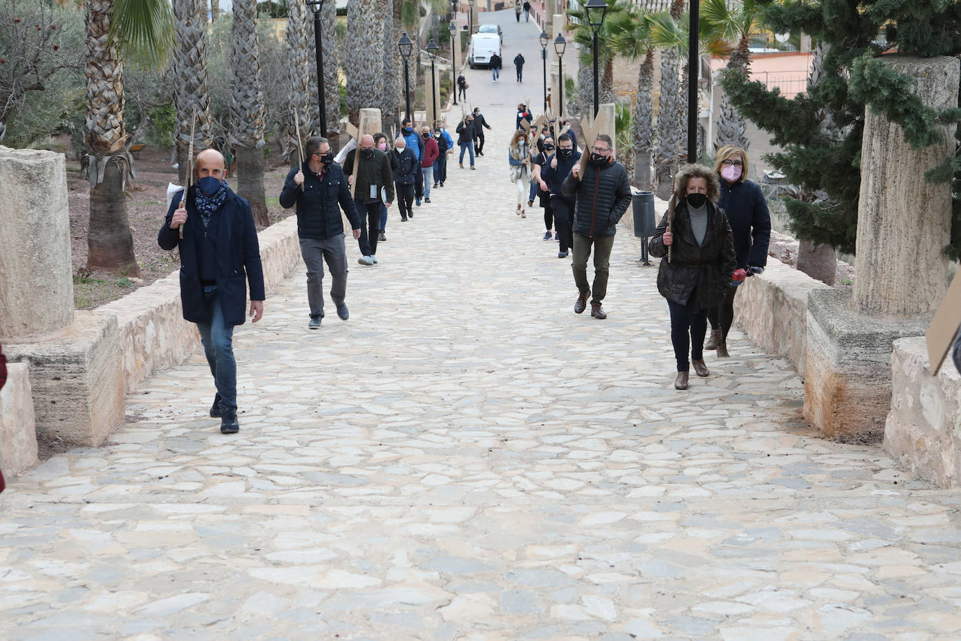 Fotos: Hosteleros y comerciantes de Lorca escenifican un viacrucis al Calvario y reclaman ayudas