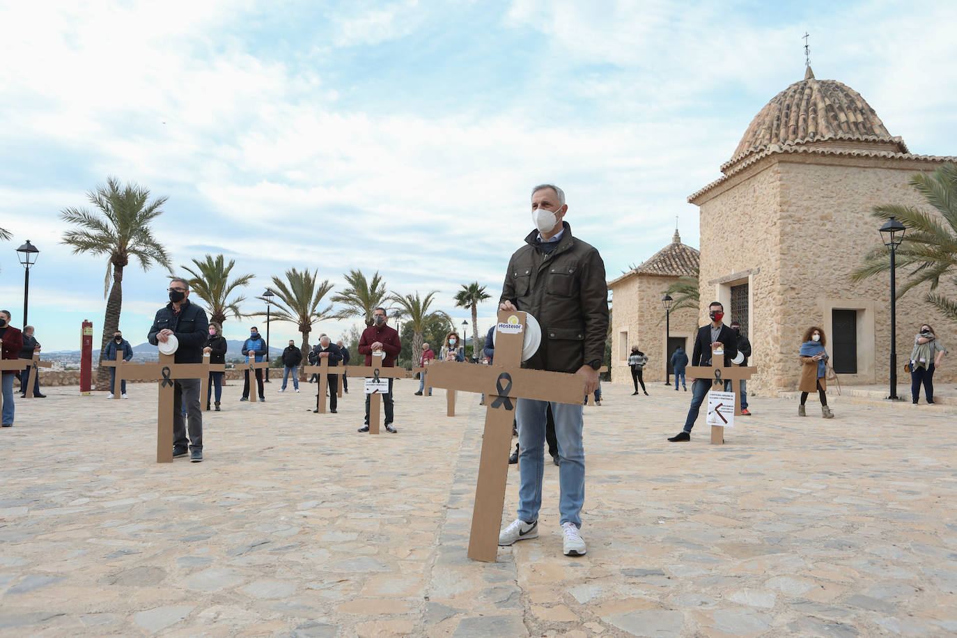 Fotos: Hosteleros y comerciantes de Lorca escenifican un viacrucis al Calvario y reclaman ayudas