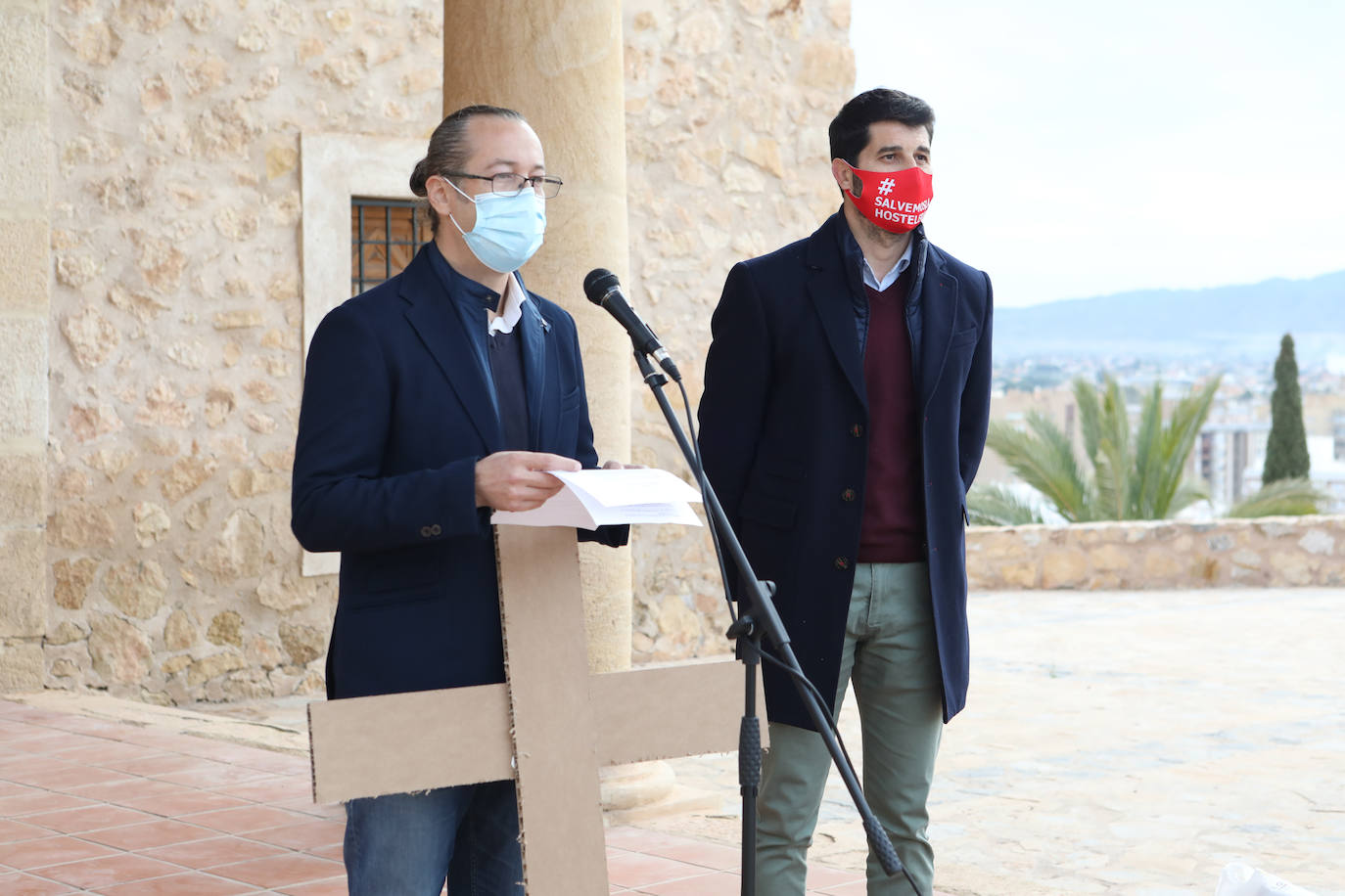 Fotos: Hosteleros y comerciantes de Lorca escenifican un viacrucis al Calvario y reclaman ayudas