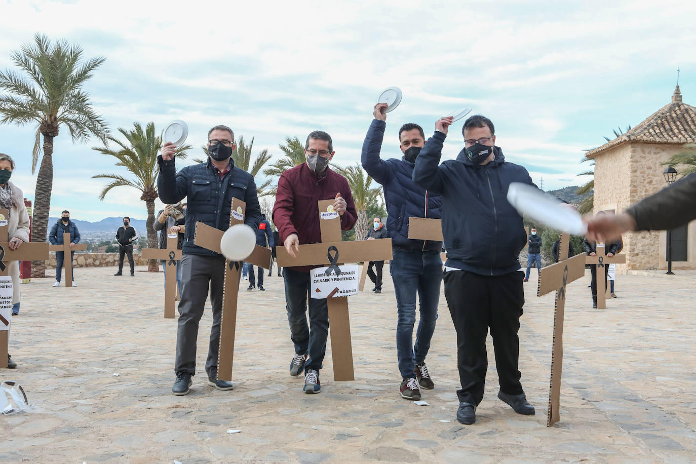 Fotos: Hosteleros y comerciantes de Lorca escenifican un viacrucis al Calvario y reclaman ayudas