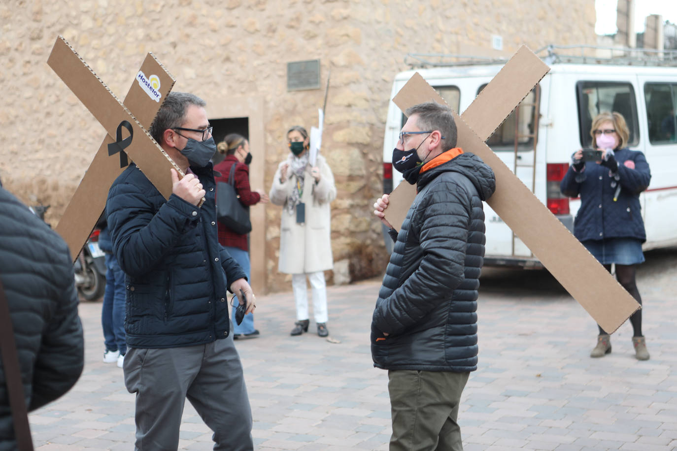 Fotos: Hosteleros y comerciantes de Lorca escenifican un viacrucis al Calvario y reclaman ayudas