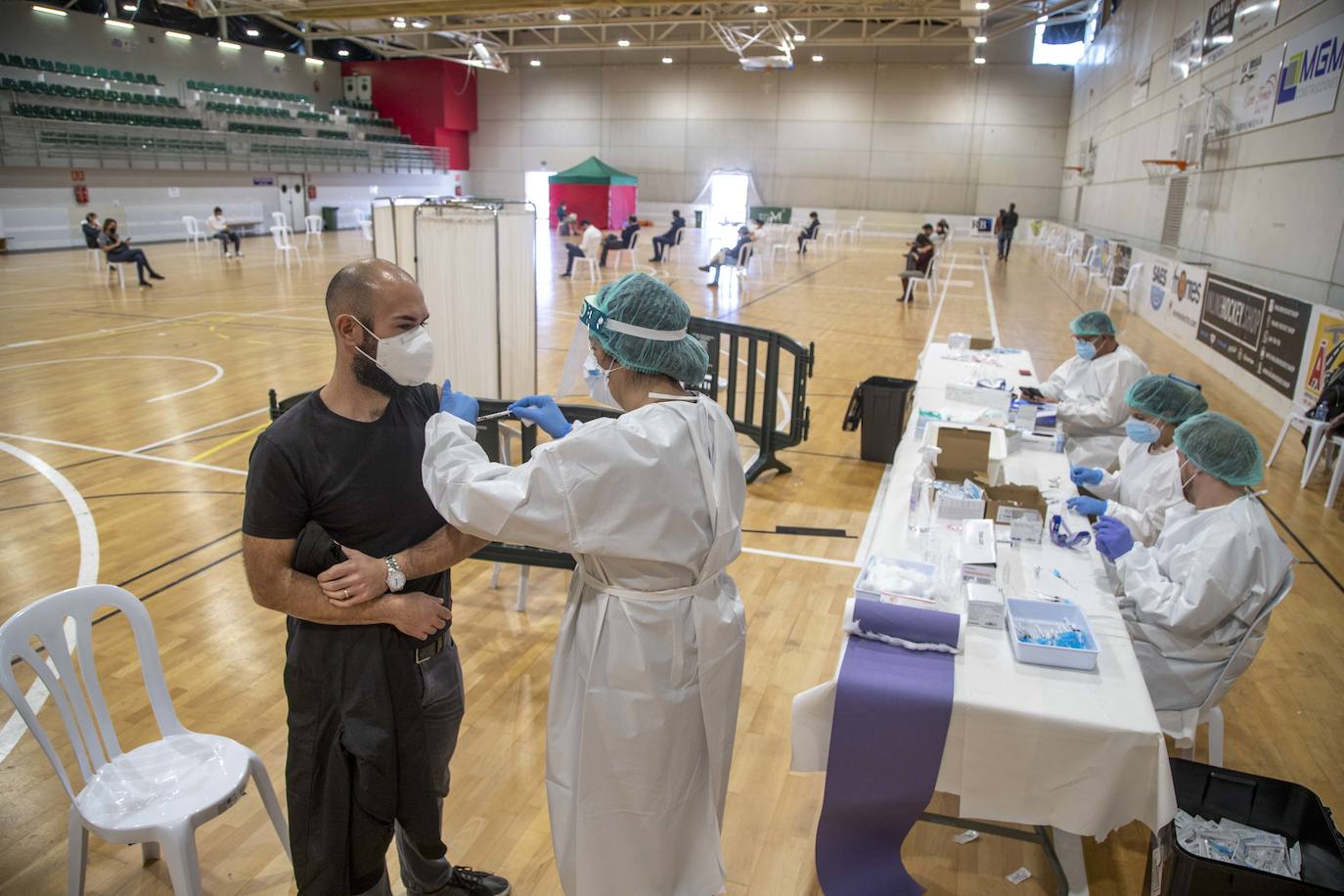 Fotos: Este jueves se ha empezado a vacunar a 700 sanitarios en Cabezo de Beaza en Cartagena