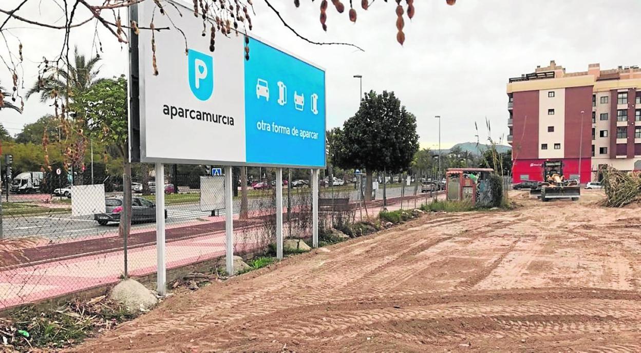 Una máquina prepara el terreno para los trabajos del nuevo parking disuasorio. 