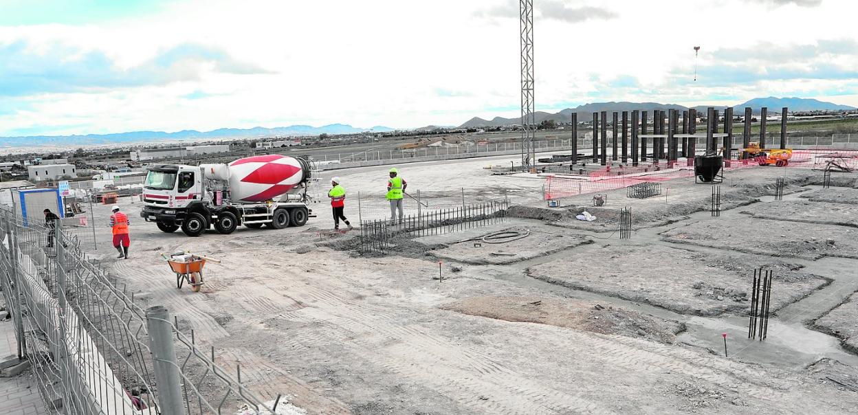 Obras de construcción de la nueva fábrica de piensos de Alimer en el polígono Saprelorca, ayer. 