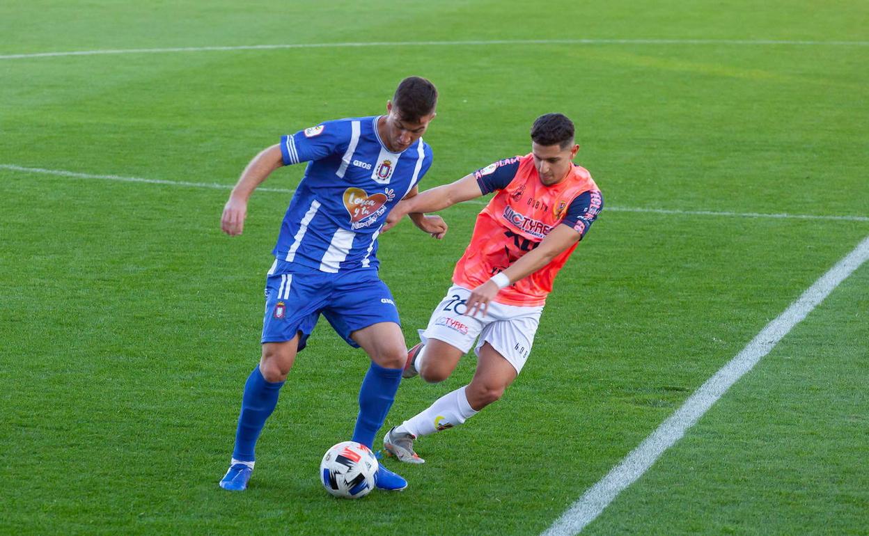 Una disputa por el balón en el Lorca-Yeclano de la primera vuelta.