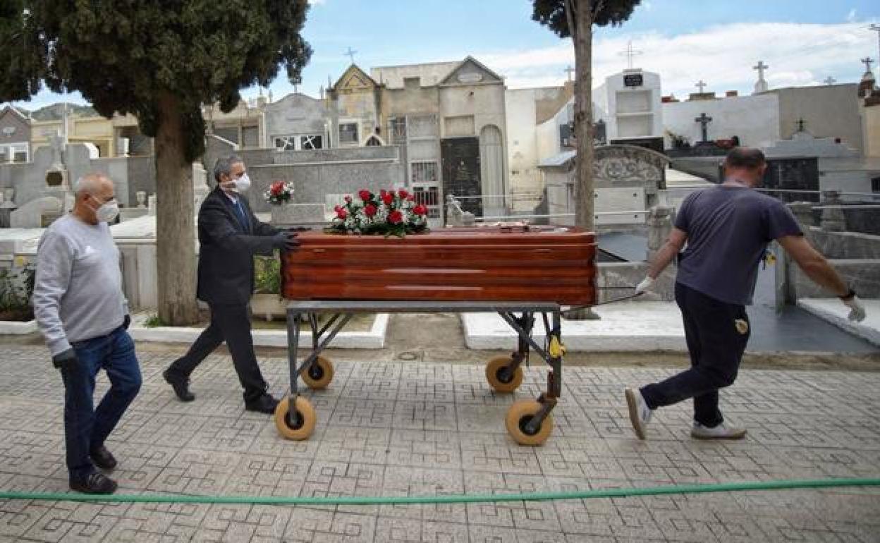 Traslado de un féretro en el cementerio de Espinardo, en Murcia. 