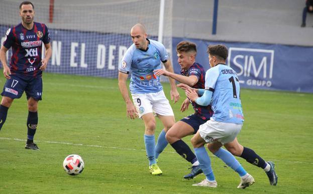 Pedro García intenta irse de dos rivales en uno de los últimos partidos del Yeclano.