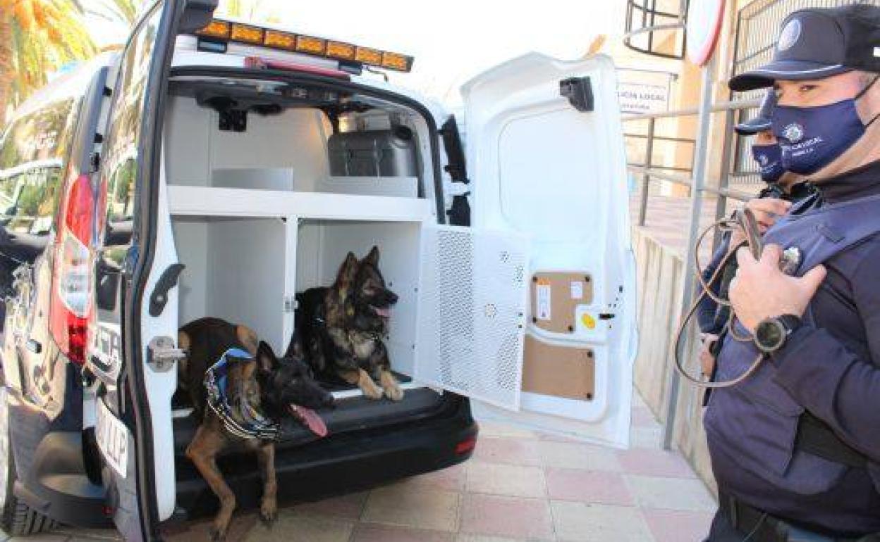 Presentación del nuevo vehículo de la Unidad Canina de la Policía Local de Jumilla.