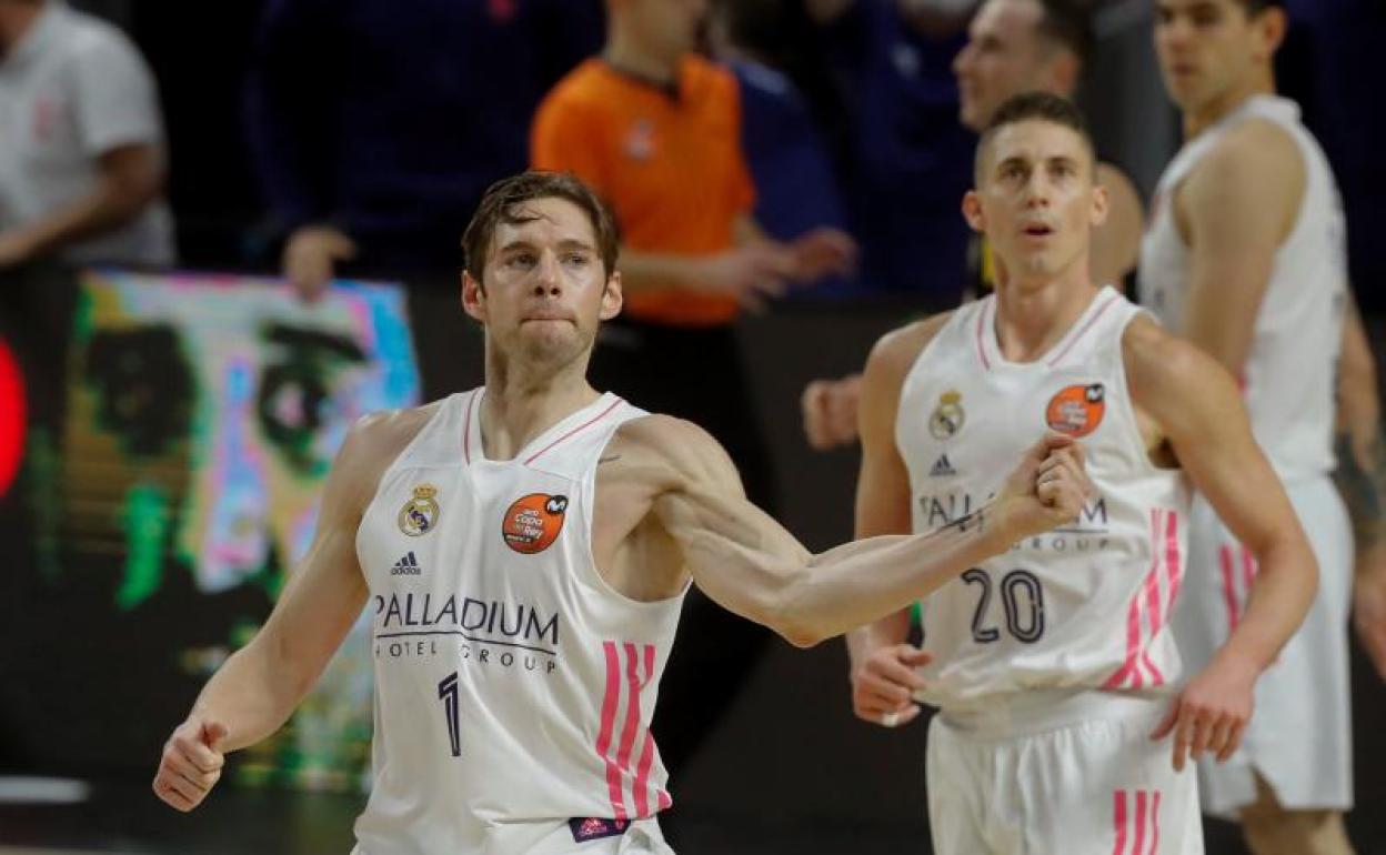 Fabien Causeur celebra una de sus canastas, con Jacyee Carroll tras él. 