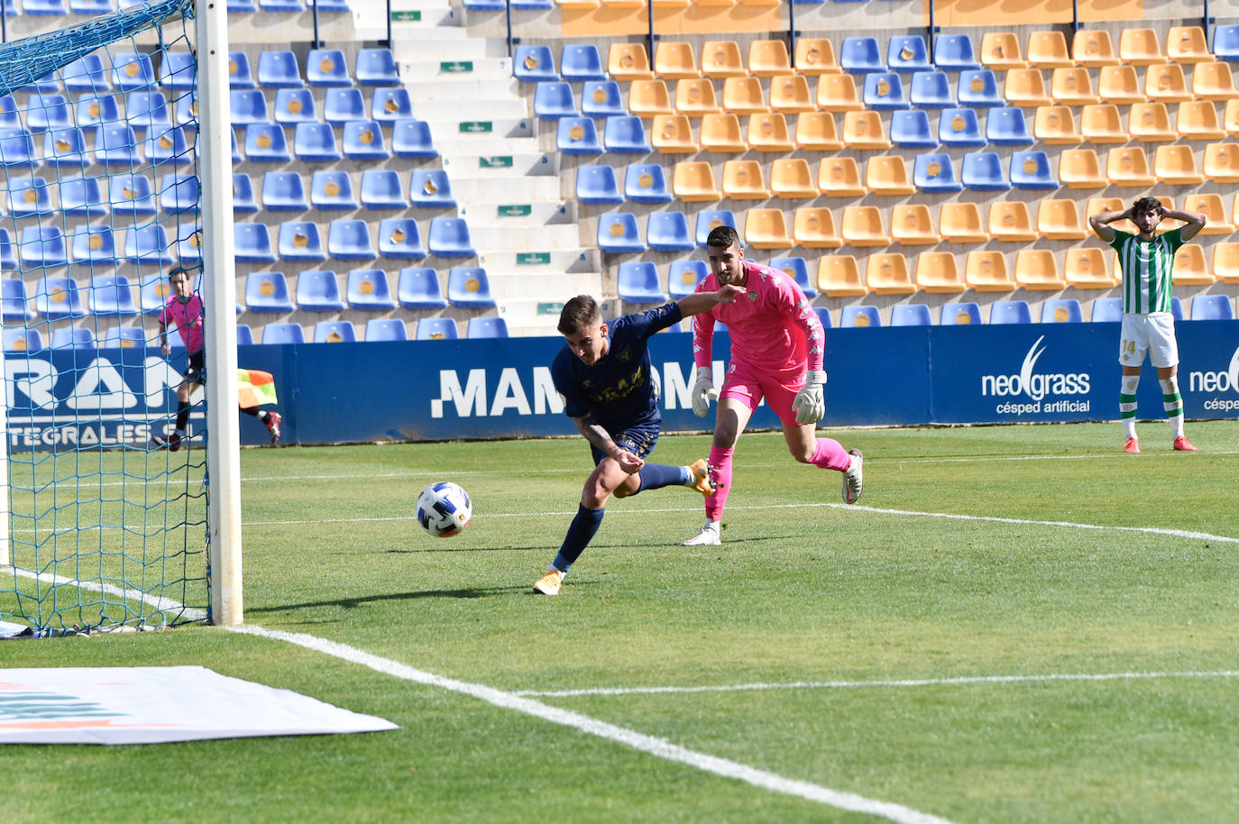 Fotos: El empate entre el UCAM Murcia CF y el Betis, en imágenes
