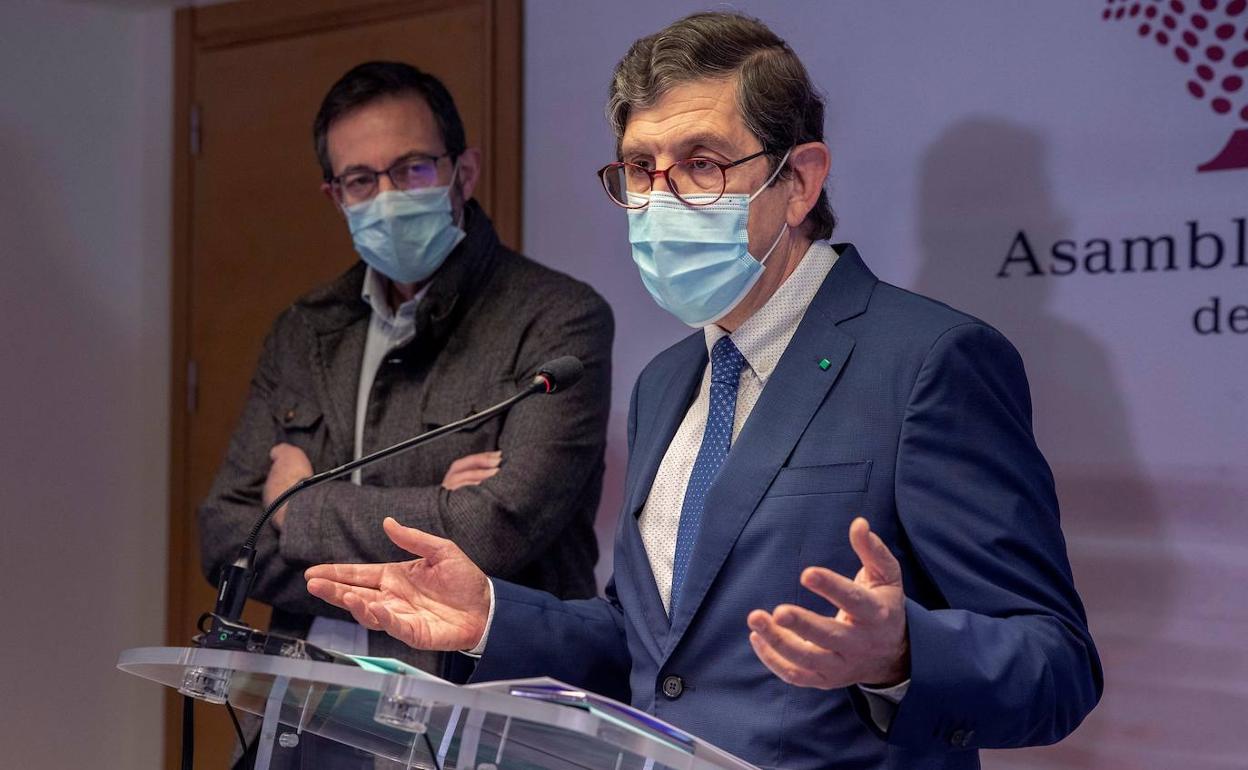 El exconsejero de Salud, Manuel Villegas, y el director gerente del Servicio Murciano de Salud (SMS), Asensio López, en la Asamblea Regional el 20 de enero.