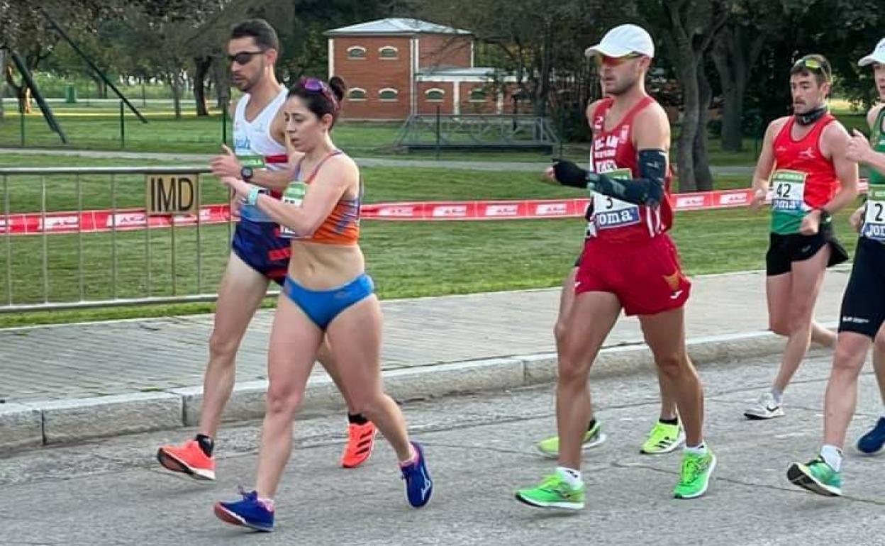 Manu Bermúdez, a la derecha con gorra, en la prueba de 50 kilómetros del Nacional de marcha en ruta disputado este domingo en Sevilla.