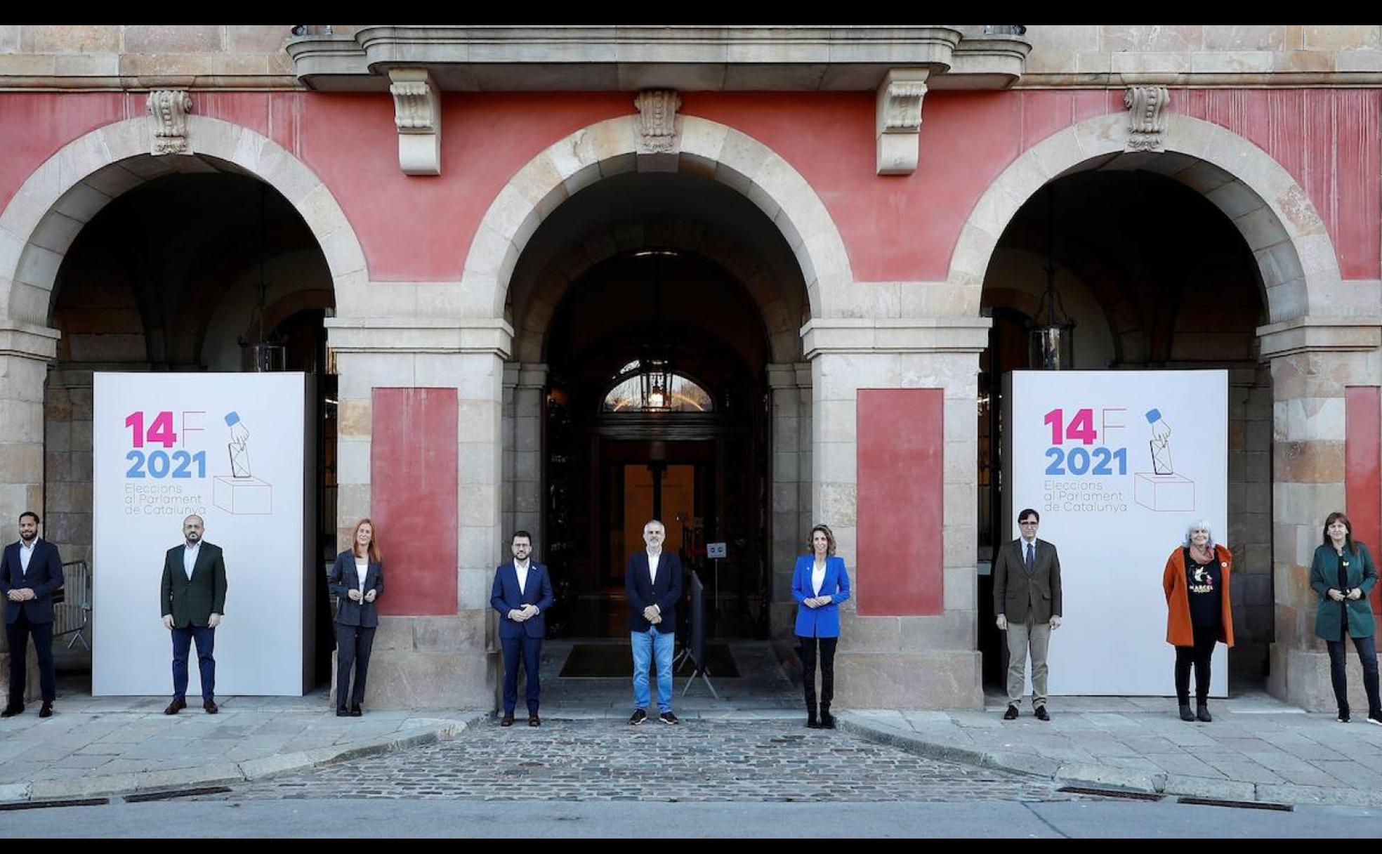 Los candidatos a la Generalitat posan a las puertas del Parlament en la jornada de reflexión.